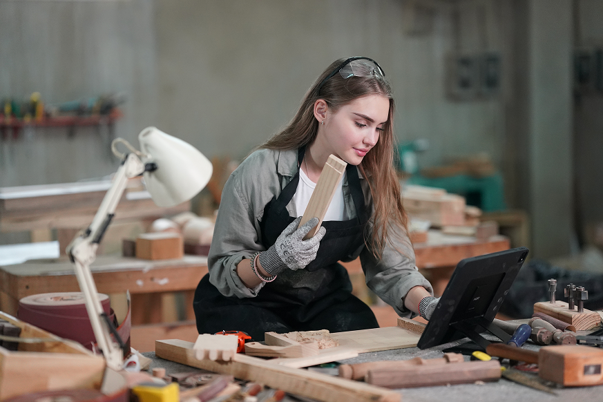 How to use the free invoice generator